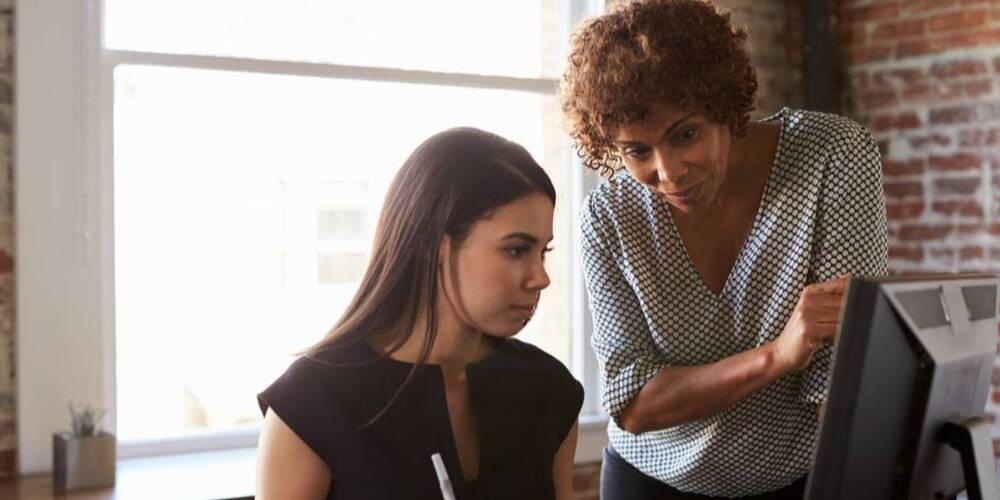 Woman mentoring collegue